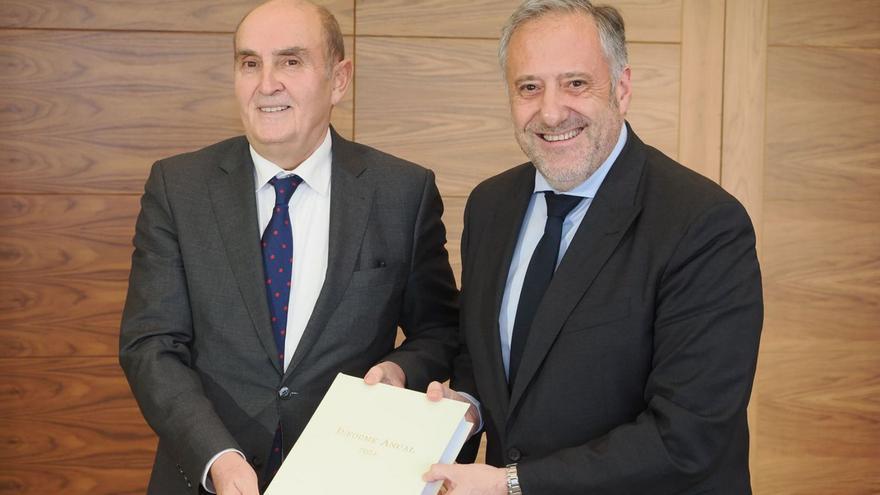 El Procurador del Común, Tomás Quintana, entrega el informe al presidente de las Cortes de Castilla y León, Carlos Pollán.