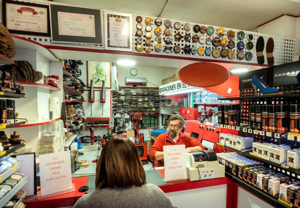 Luis Robredo, en su tienda.