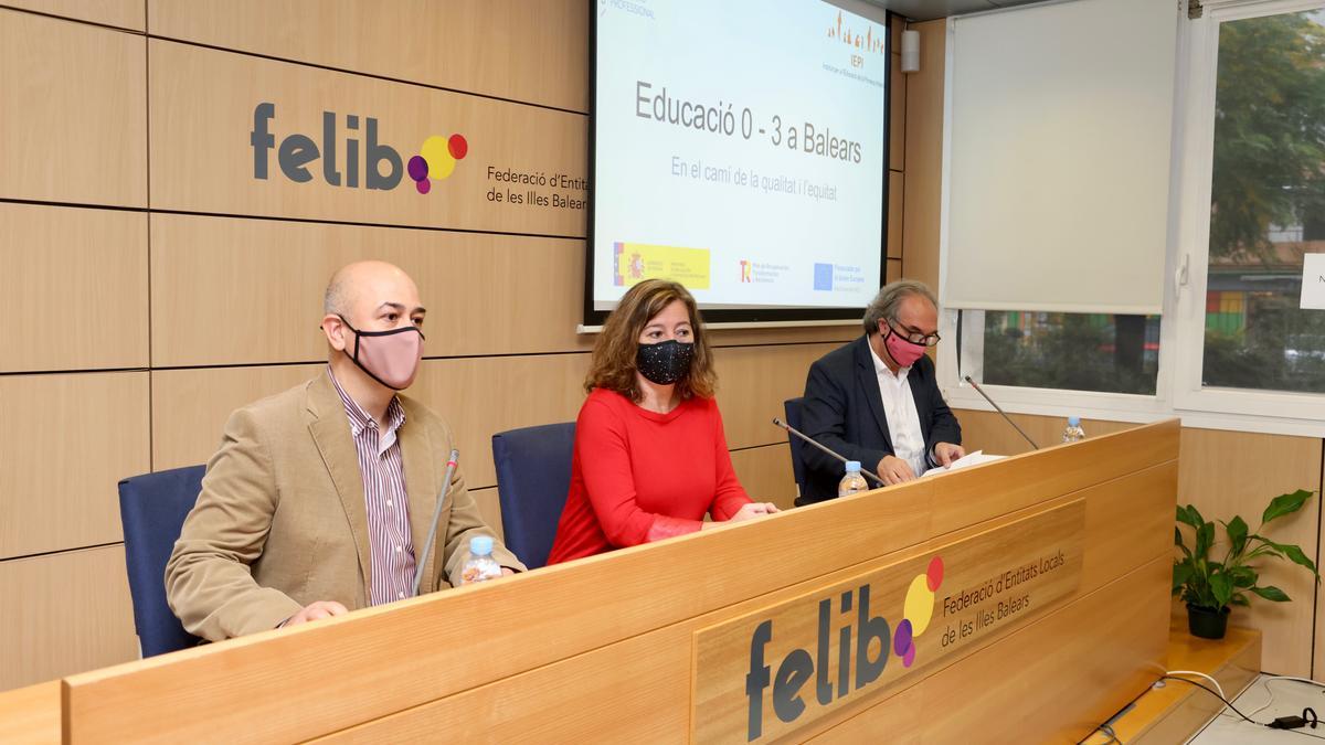 La presidenta del Govern, Francina Armengol, con el conseller de Educación, Martí March (derecha), y el presidente de la FELIB, Toni Salas (izquierda), en el acto de Educación 0-3.