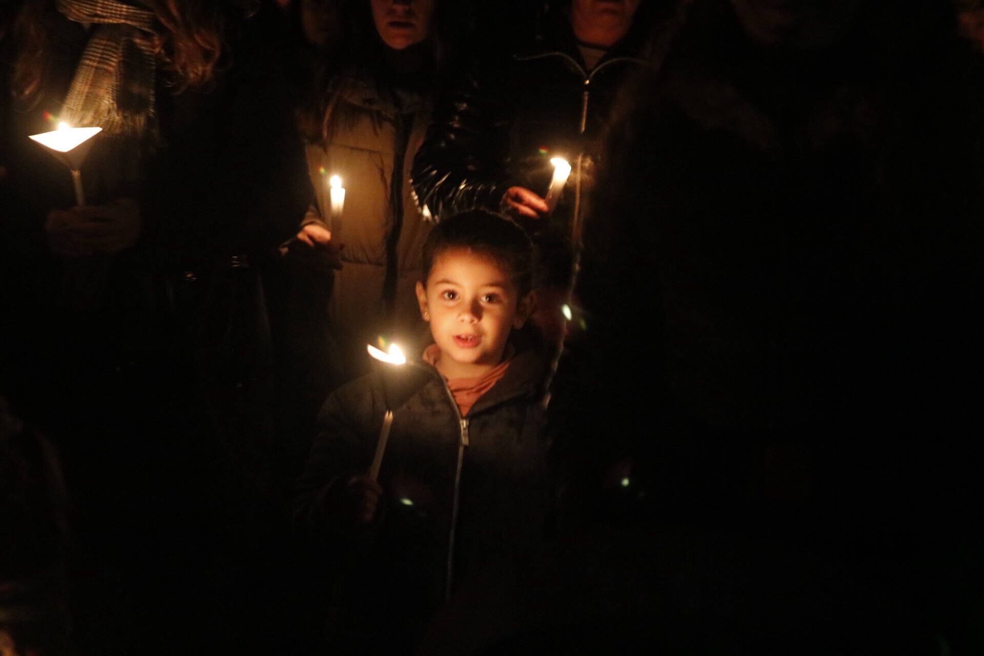 La procesión de las ánimas recorre el cementerio de San Atilano de Zamora con motivo de la noche de Difuntos y con la única iluminación de velas o faroles