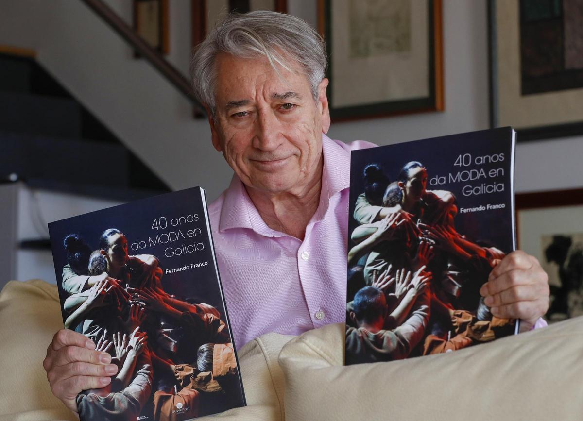 Fernando Franco, posa en el salón de su casa con su libro «40 anos da moda en Galicia», en 2022