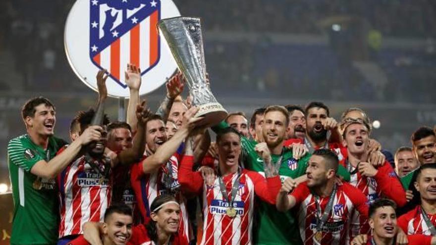 La plantilla de l&#039;Atlètic de Madrid, amb el trofeu de campió de l&#039;Europa League.