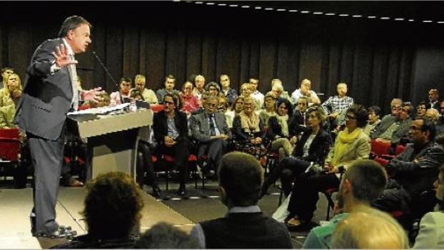 Valentí Junyent a l&#039;acte central de la campanya de CiU, ahir a la Sala Petita del Kursaal. El públic envoltava el faristol