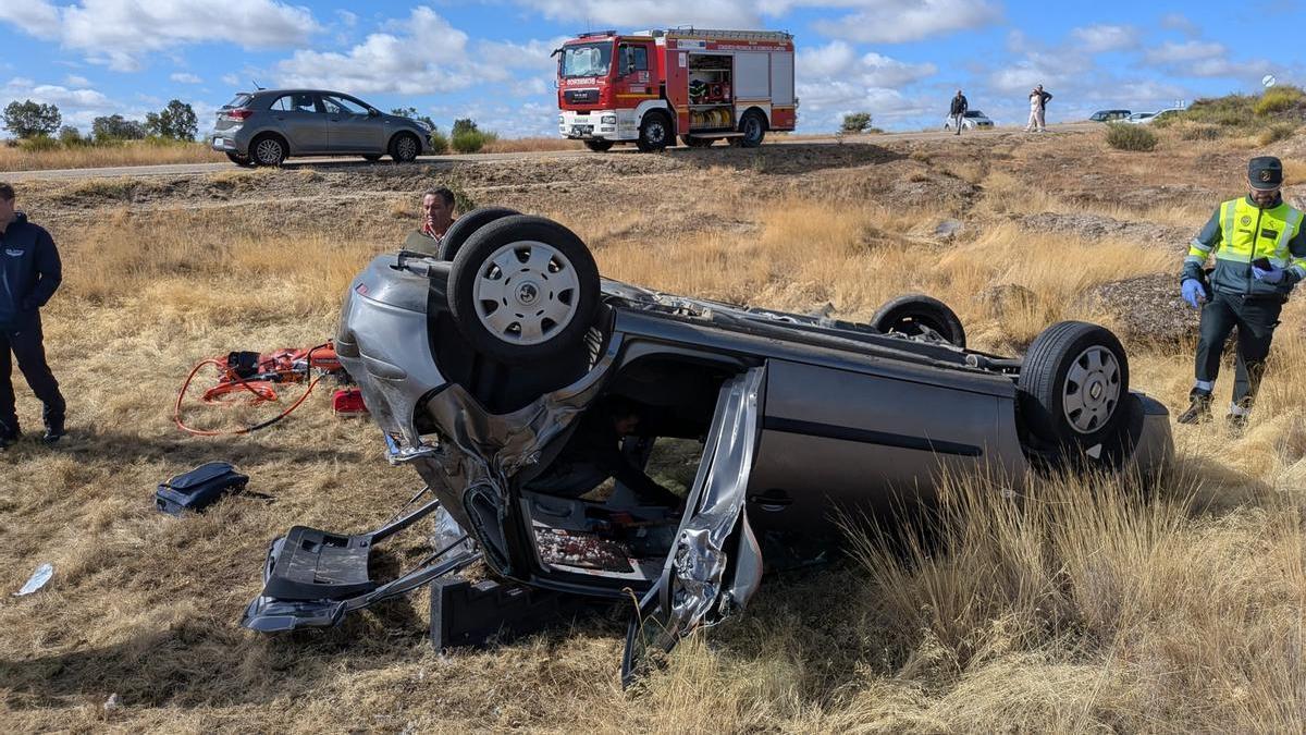 Coche volcado en el siniestro
