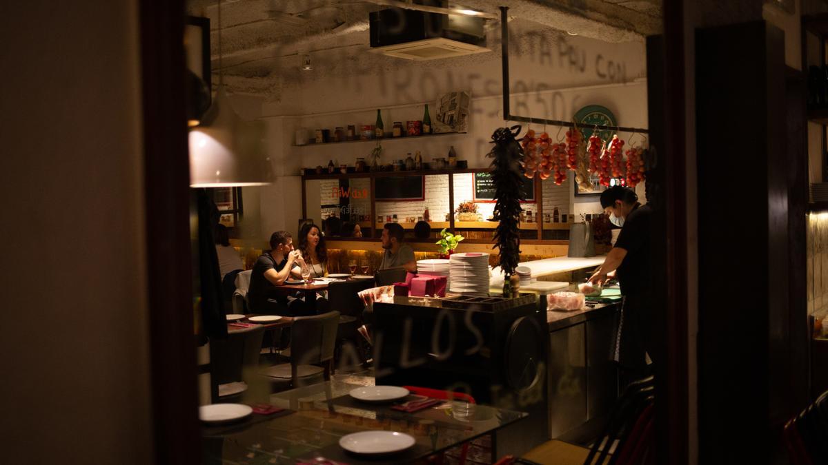 Interior de un bar en una calle céntrica de Barcelona.