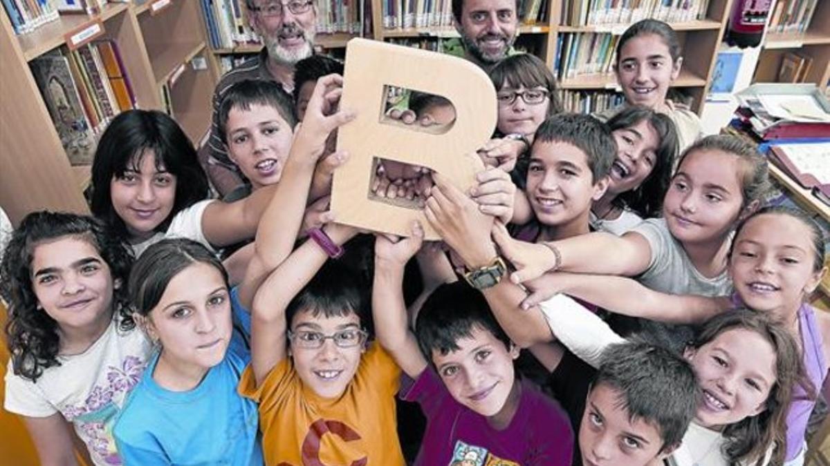 Los delegados de las distintas clases del Antaviana sostienen el premio Ciutat de Barcelona 2014 junto al director y el jefe de estudios.