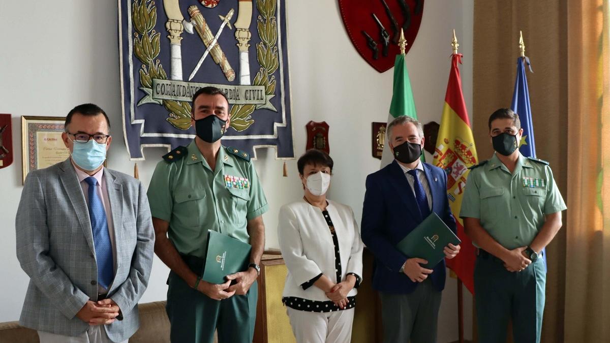 Responsables del Colegio de Farmacéuticos, de la Guardia Civil y la subdelegada del Gobierno en Córdoba, Rafaela Valenzuela, tras la firma del convenio.