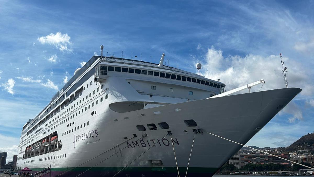 El crucero Ambition visita por primera vez el Puerto chicharrero.