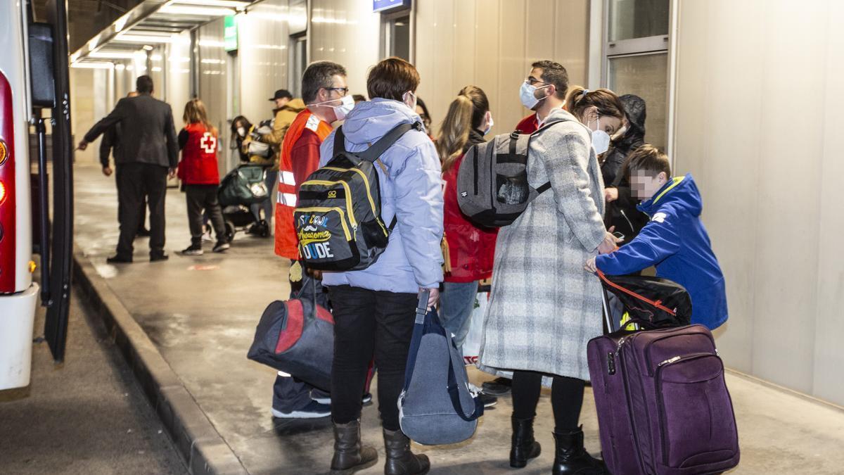 Refugiados ucranianos esperan para subir a uno de los autobuses fletados por Cruz Roja.