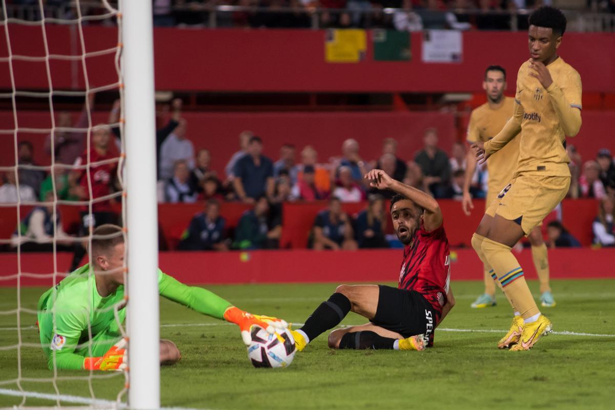 PALMA, 01/10/2022.- El portero del FC Barcelona Ter Stegen (i) detiene el balón rematado por el defensa del Mallorca Jaume Costa (c), durante el partido de la jornada 7 de LaLiga que Real Mallorca y FC Barcelona disputan hoy sábado en en Son Moix, en Palma. EFE/ATIENZA