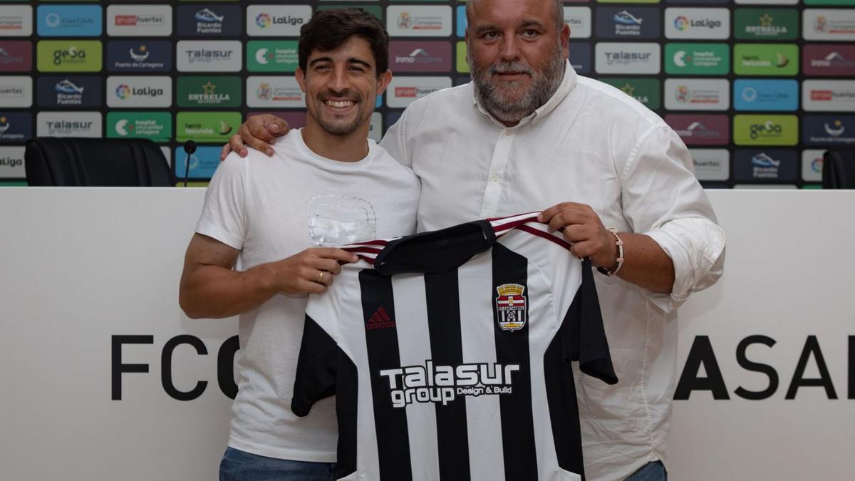 Manolo Sánchez Breis y Jairo, el nuevo fichaje, en la presentación oficial del jugador. | PRENSA FC CARTAGENA