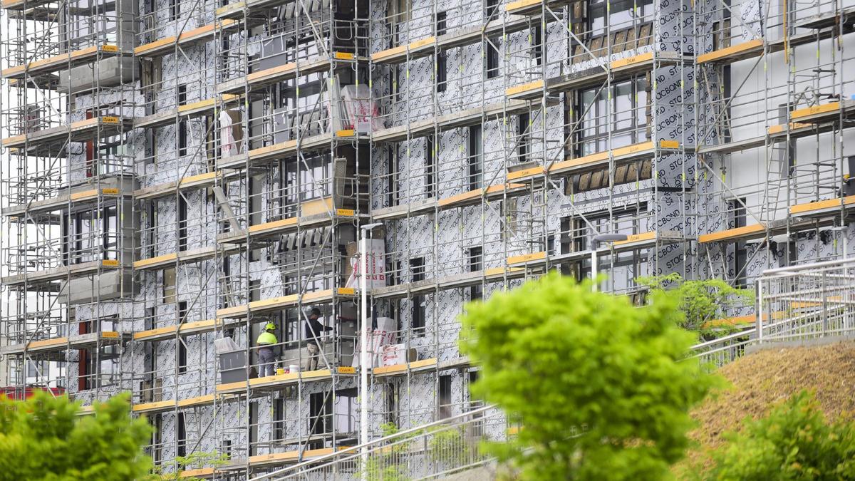 Andamios en la fachada de un edificio de viviendas en A Coruña.