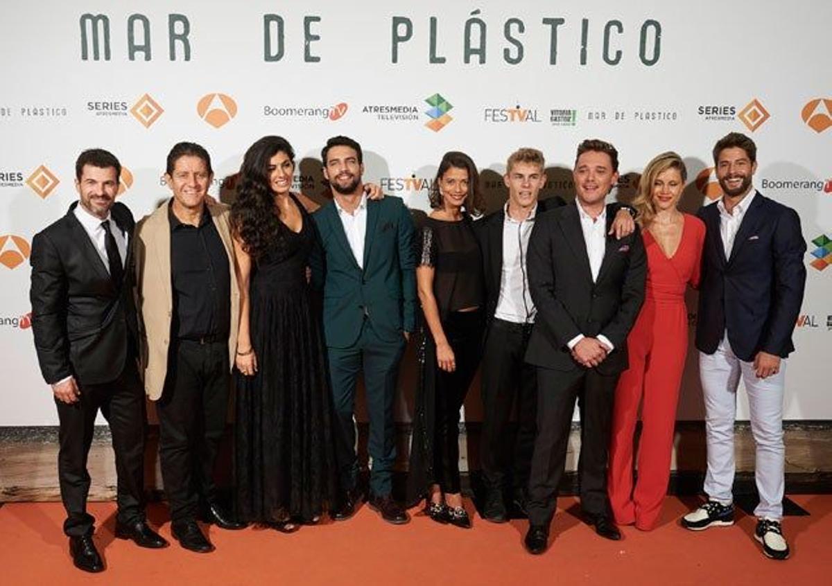 El equipo de 'Mar de plástico' en el FesTVal de Vitoria