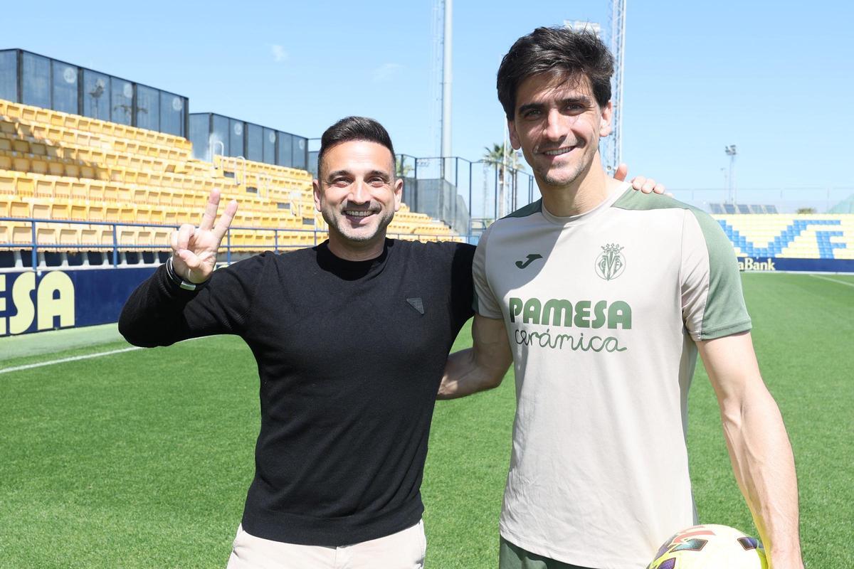 Gerard Moreno (d), junto a Ismael Mateu (i), redactor de Deportes de 'Mediterráneo', en la Ciudad Deportiva José Manuel Llaneza del Villarreal CF.