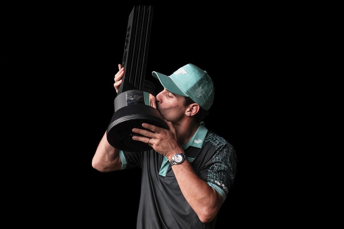 El golfista chileno Joaquín Niemann celebra su triunfo en México en el arranque del LIV Golf.