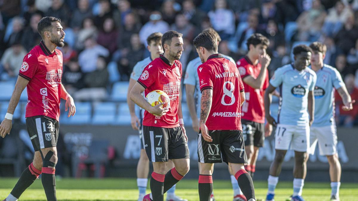 Chiqui, con el balón antes de lanzar un penalti ante el Celta Fortuna.