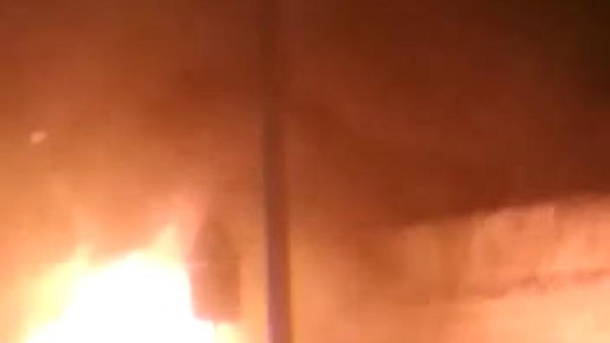 Incendio de contenedores en la calle Melilla