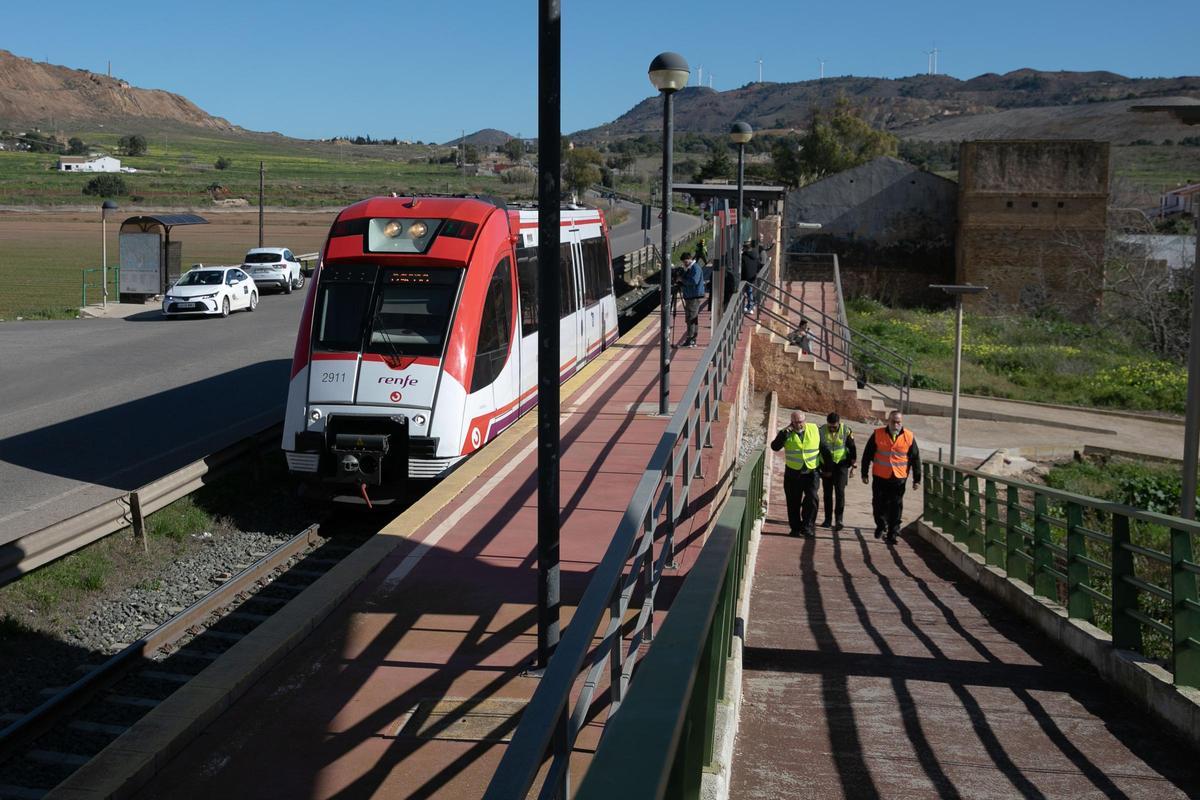 Un tren en la parada de Los Partidarios cuando se ha retomado la circulación en la vía tras el accidente