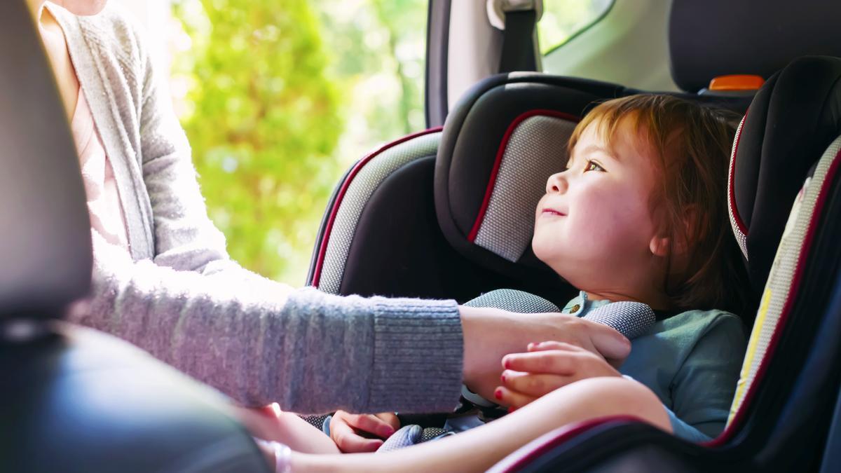 Imagen recurso de una infante atada a la silla de seguridad del coche.