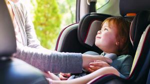Imagen recurso de una infante atada a la silla de seguridad del coche