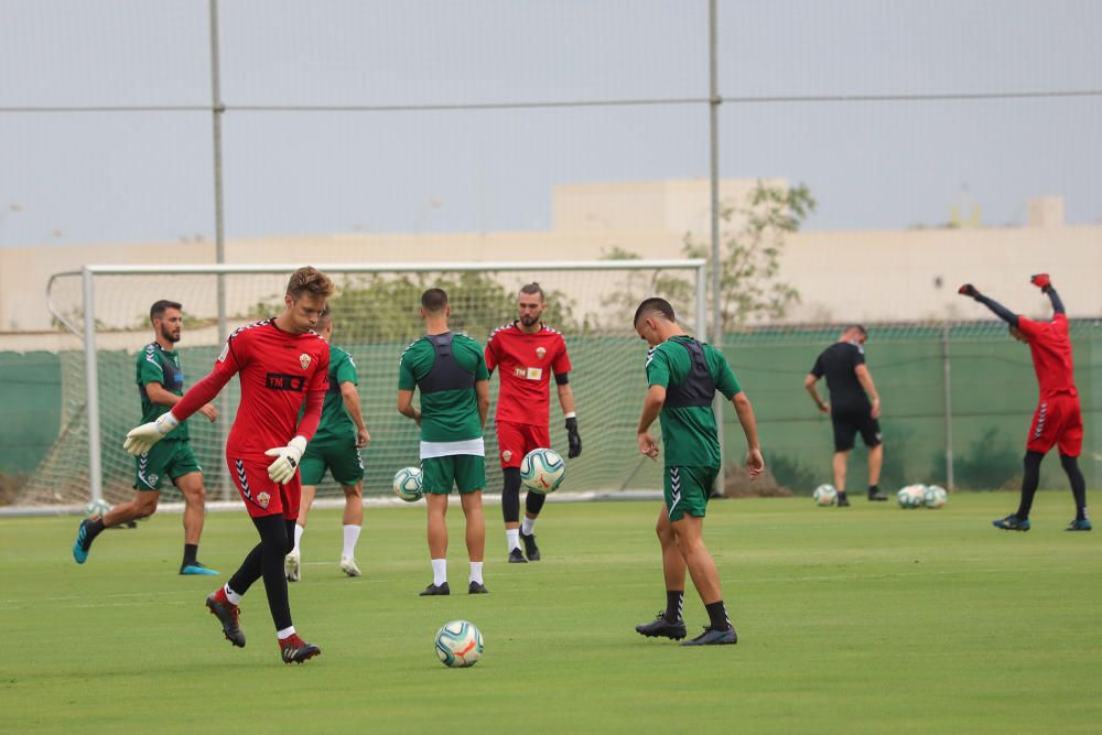 Se trata de su primer entrenamiento en este complejo deportivo para preparar el partido de mañana (22.00) en el Martínez Valero frente al Real Zaragoza.