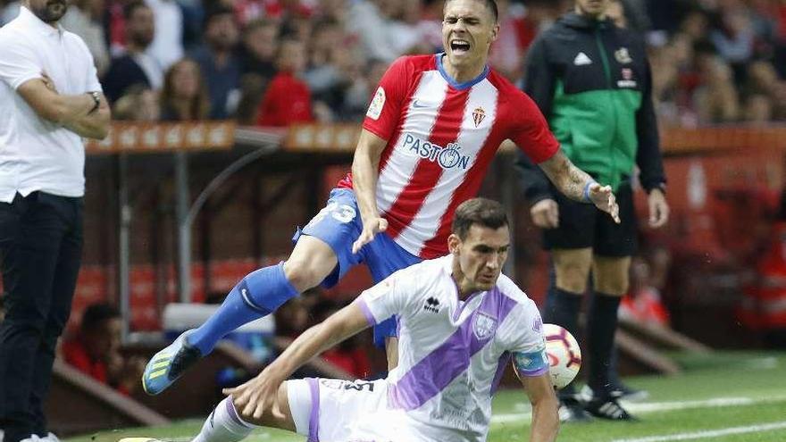Djurdjevic intenta irse de un jugador del Numancia en el partido del pasado domingo en El Molinón.