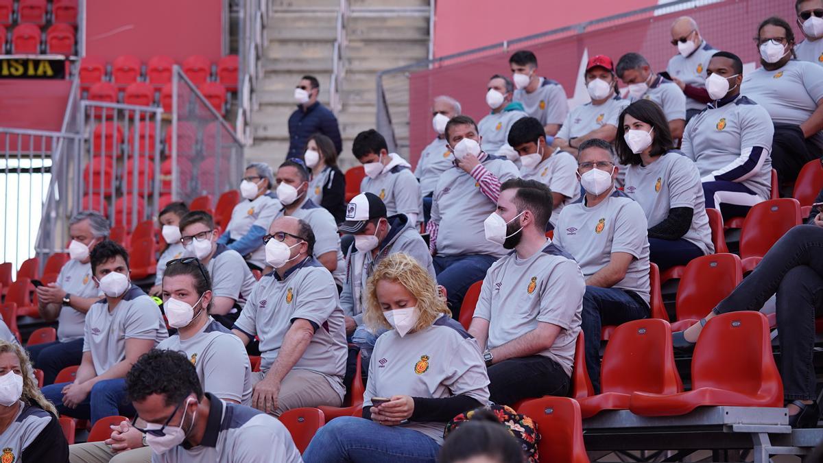 Los aficionados han posado con una camiseta de entreno del equipo.