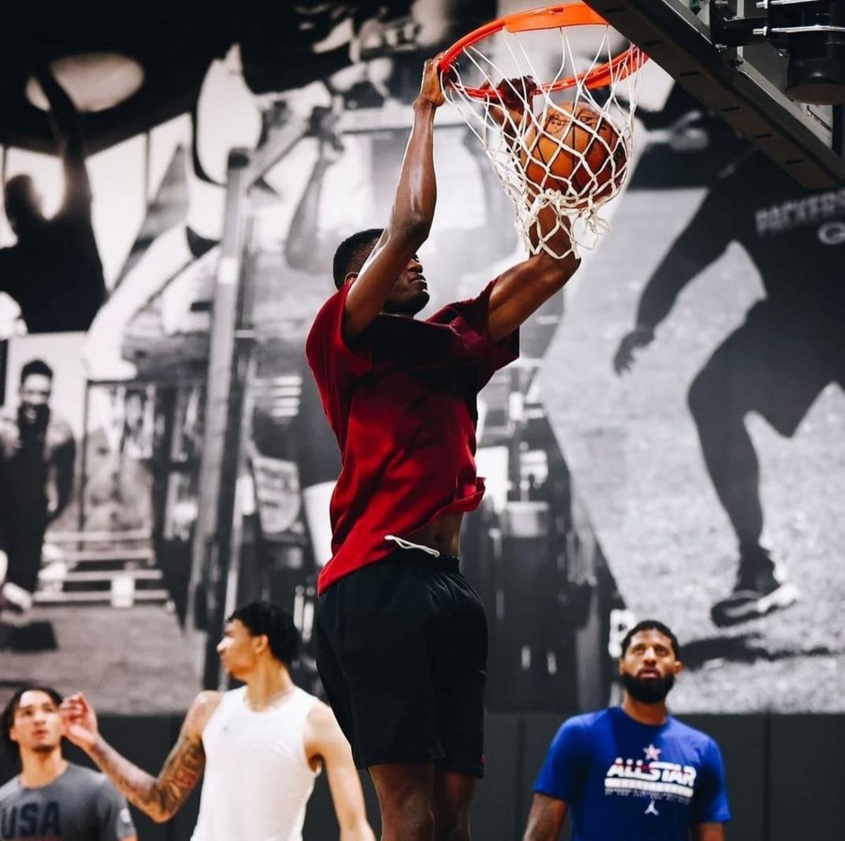 Yannick Nzosa junto a Paul George, una de las grandes estrellas de la NBA.