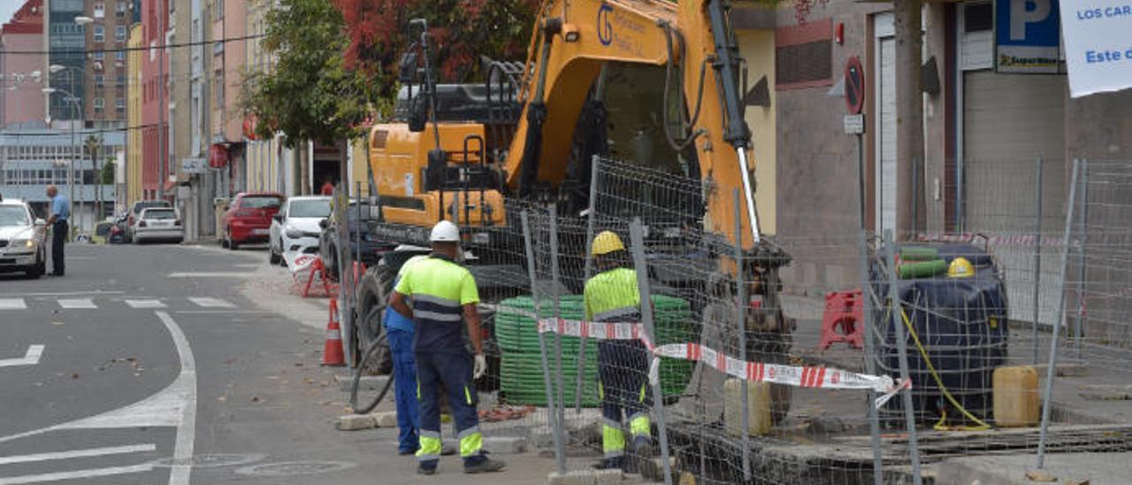 Obras de instalación del cableado eléctrico, que han aflorado los restos del antiguo lazareto de La Isleta en la calle Juan Rejón La Carretera.