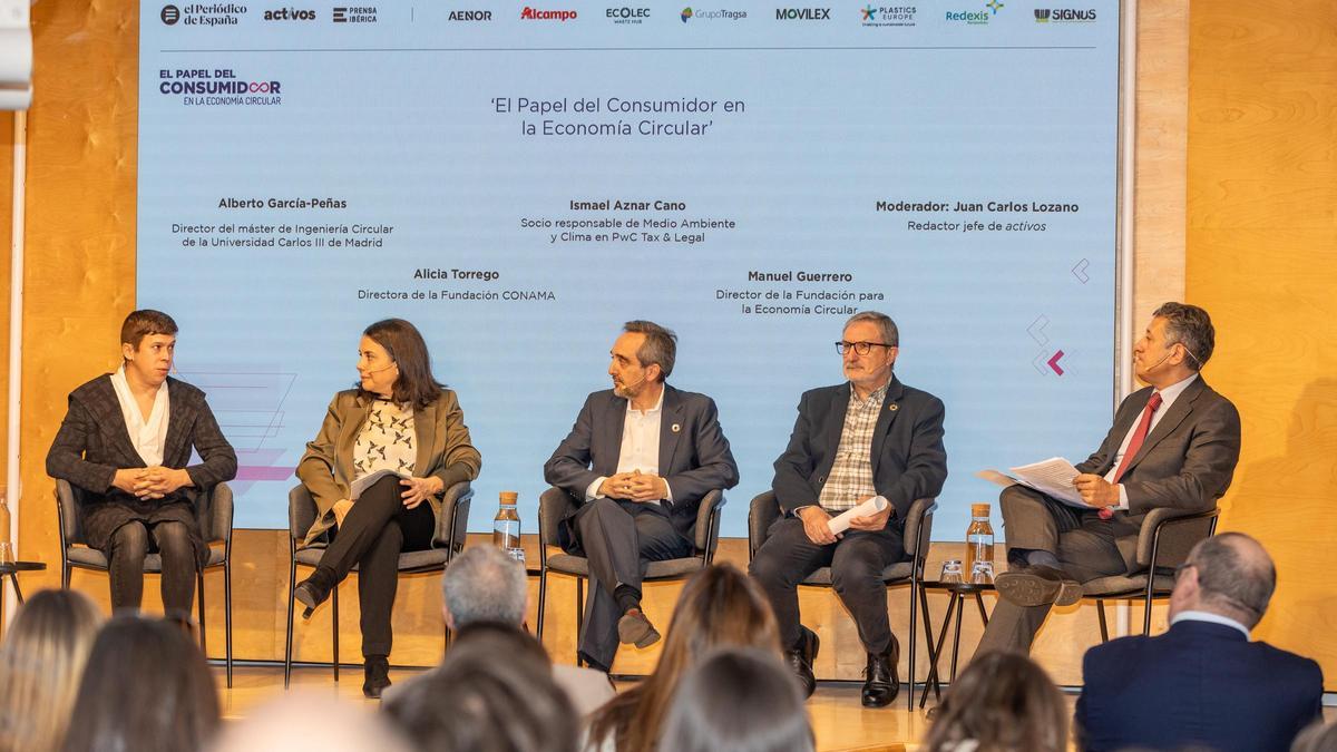 De izquierda a derecha, Alberto García-Peñas (UC3M), Alicia Torrego (Fundación Conama), Ismael Aznar (PwC Tax & Legal), Manuel Guerrero (Fundación para la Economía Circular) y Juan Carlos Lozano (‘activos’).