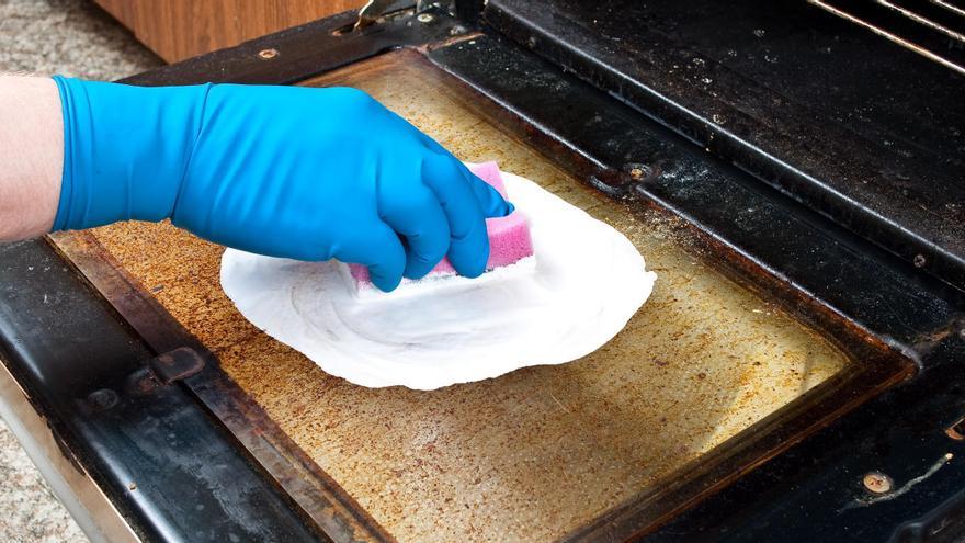 La piedra que arrasa en los supermercados para quitar las manchas de la cocina