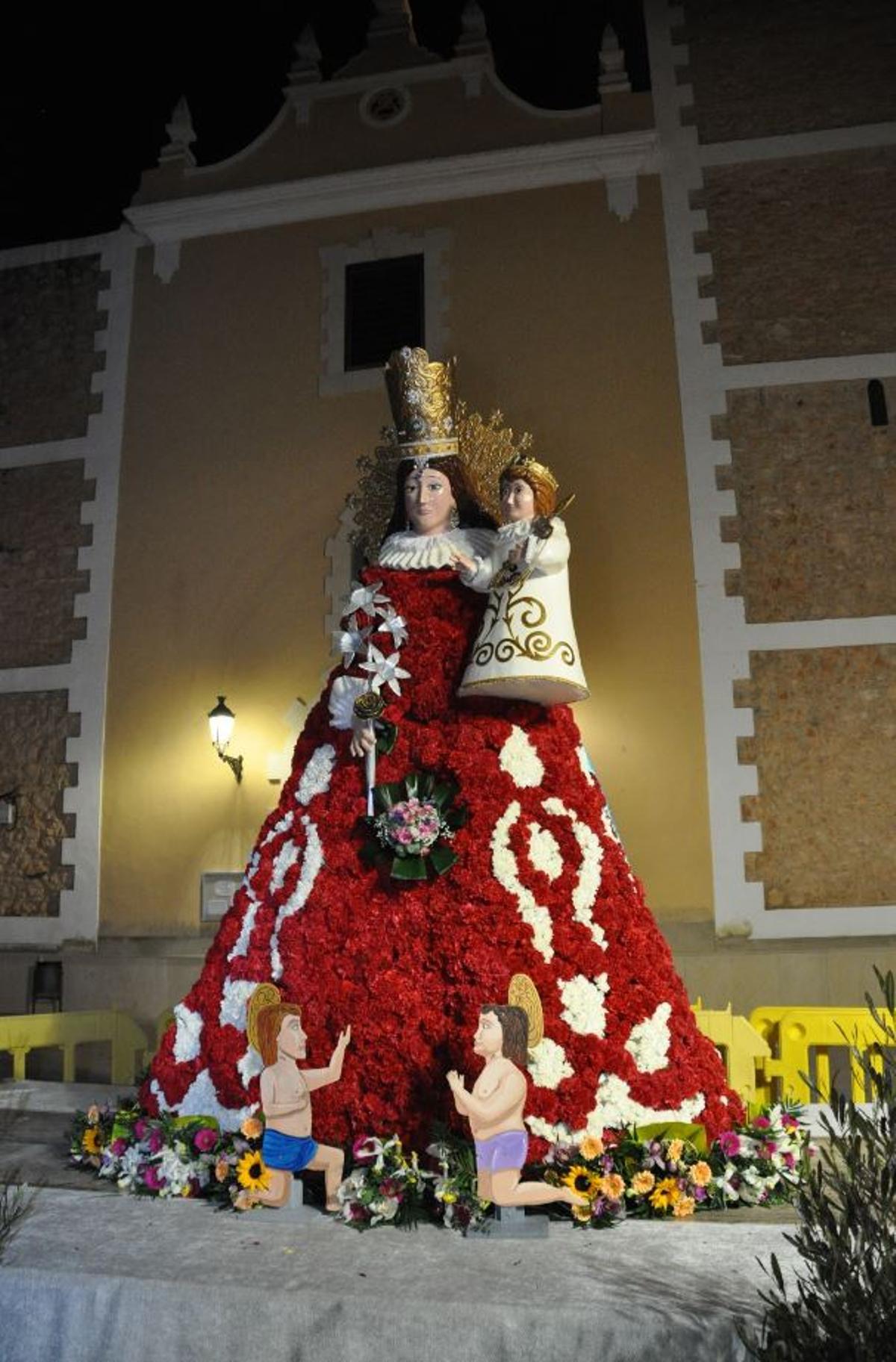 La virgen, cubierta con su manto floral