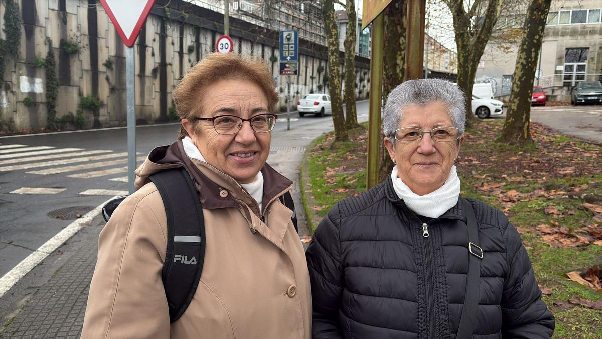 Las hermanas María y Carme Miranda no pudieron coger esta mañana el autobús urbano en Teo con destino Santiago.