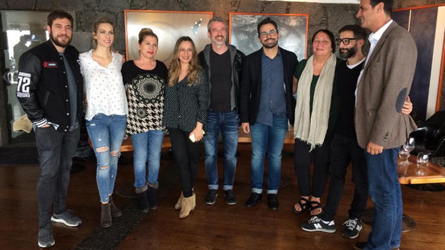 De izquierda a derecha, Raúl Tejón, Kira Miró, Maribel Luis, Raquel Pérez, Sergio Otegui, Echedey Eugenio, Dania Dévora, José Martret y José Juan Lorenzo, en el Castillo de San José.