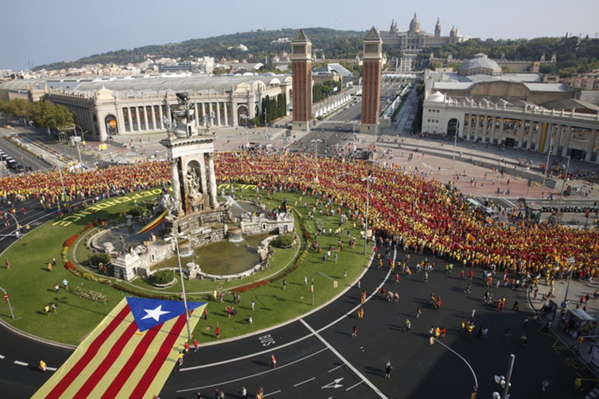 Desplegament de la V de la Diada a la plaça d’Espanya.