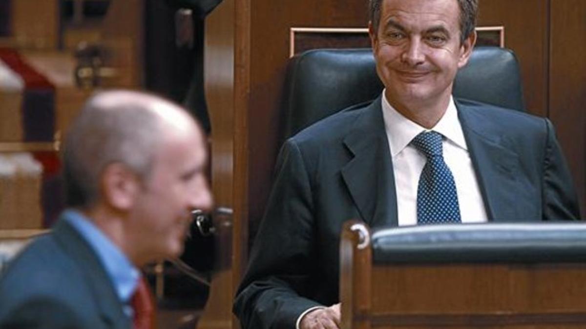 José Luis Rodríguez Zapatero sonríe al paso del portavoz parlamentario del PNV, Josu Erkoreka, en el Congreso de los Diputados.