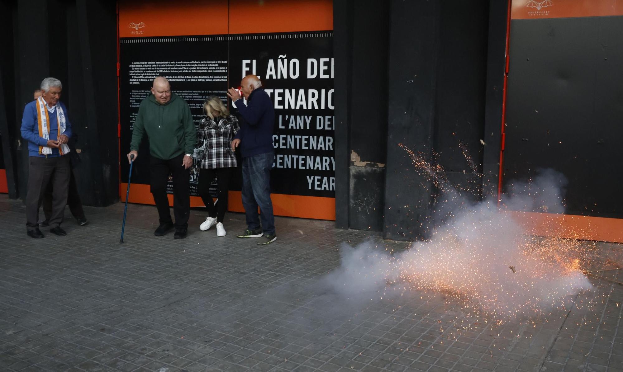 Homenaje al gol de Forment en la puerta de Mestalla