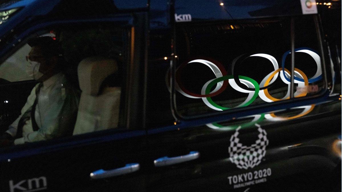 Los aros olímpicos, reflejados en la ventana de un taxi en el distrito de Nihonbashi, en Tokyo