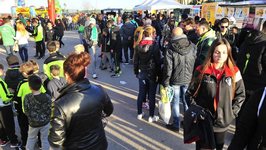 Los aficionados se congregaron en el párking del estadio Martínez Valero desde primera hora de la tarde.