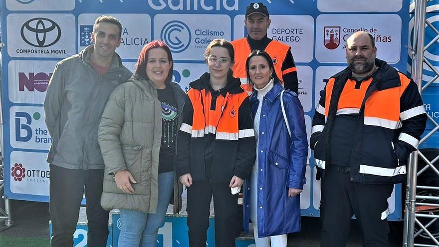 Lucía Brión, no centro, acompañada da alcaldesa, edís e directivos de Protección Civil