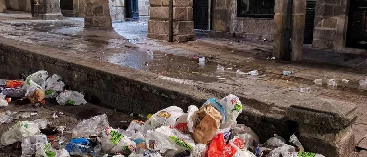 Basura generada por el botellón en la Praza do Teucro. // Santos Álvarez