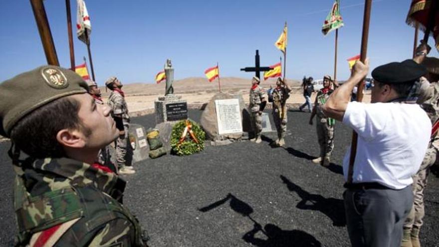 Un momento del homenaje a los paracaidistas fallecidos, ayer en Tefía. | fuselli