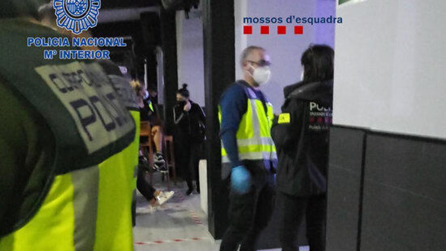 Dispositiu de la Policia Nacional i els Mossos d&#039;Esquadra al prostíbul de Capmany.