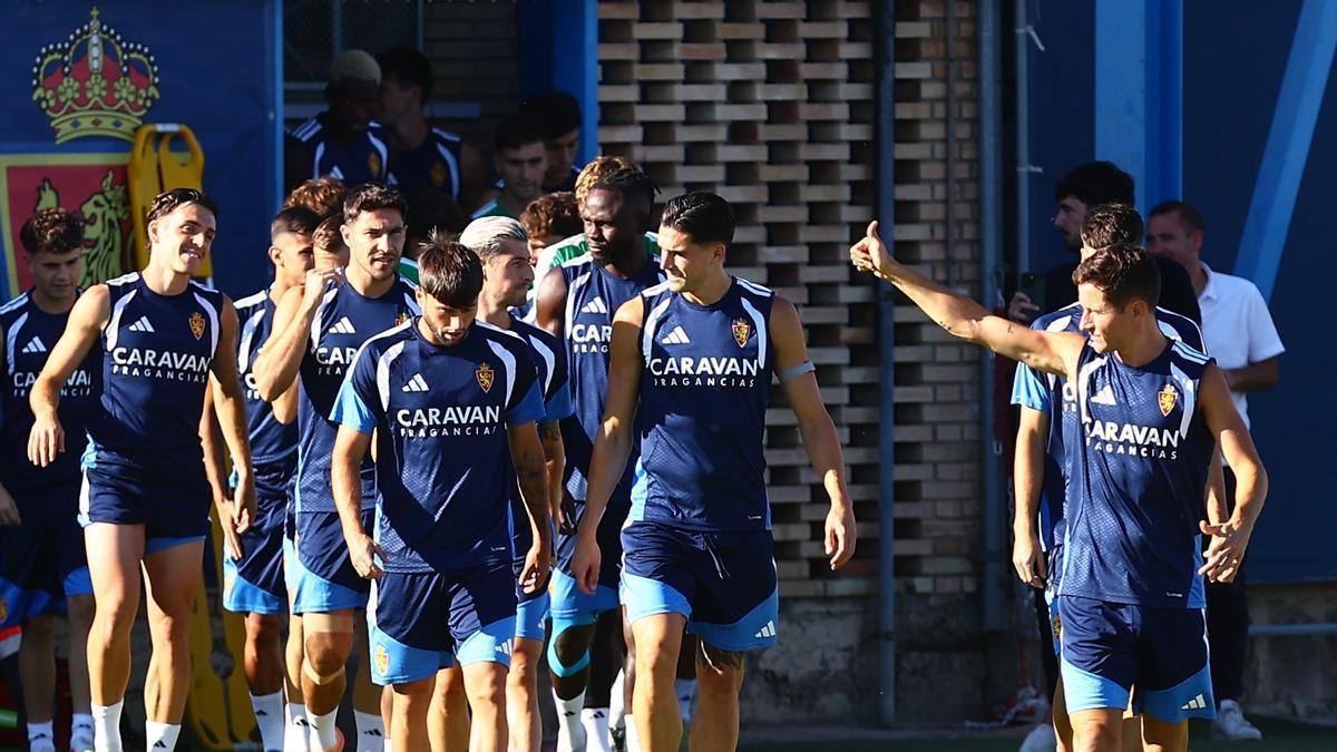 Ander saluda a la afición zaragocista en el entrenamiento del asado martes.
