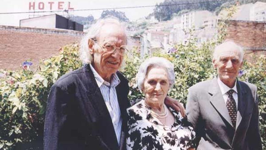 Paché López (izqda.) y sus hermanos María y Paco, en una de sus visitas a Lalín. // Archivo de Ángel López