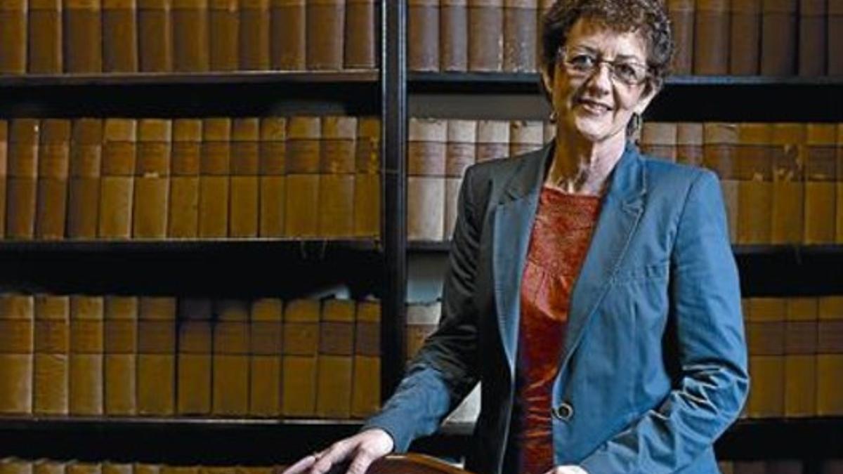 Maria Teresa Turell, lingüista forense de la UPF, en la biblioteca del Col·legi d'Advocats de Barcelona