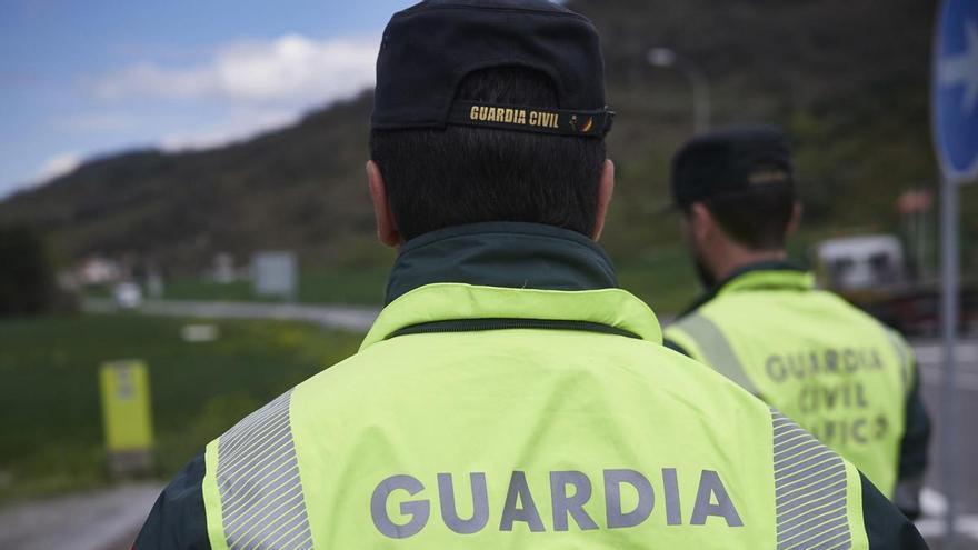 Tres heridos tras volcar su coche en Toén