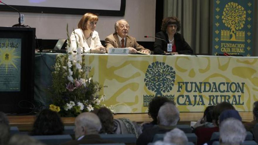 El doctor Diego, en el centro de la imagen, presenta a la experta Elena Vecino, a la izquierda.
