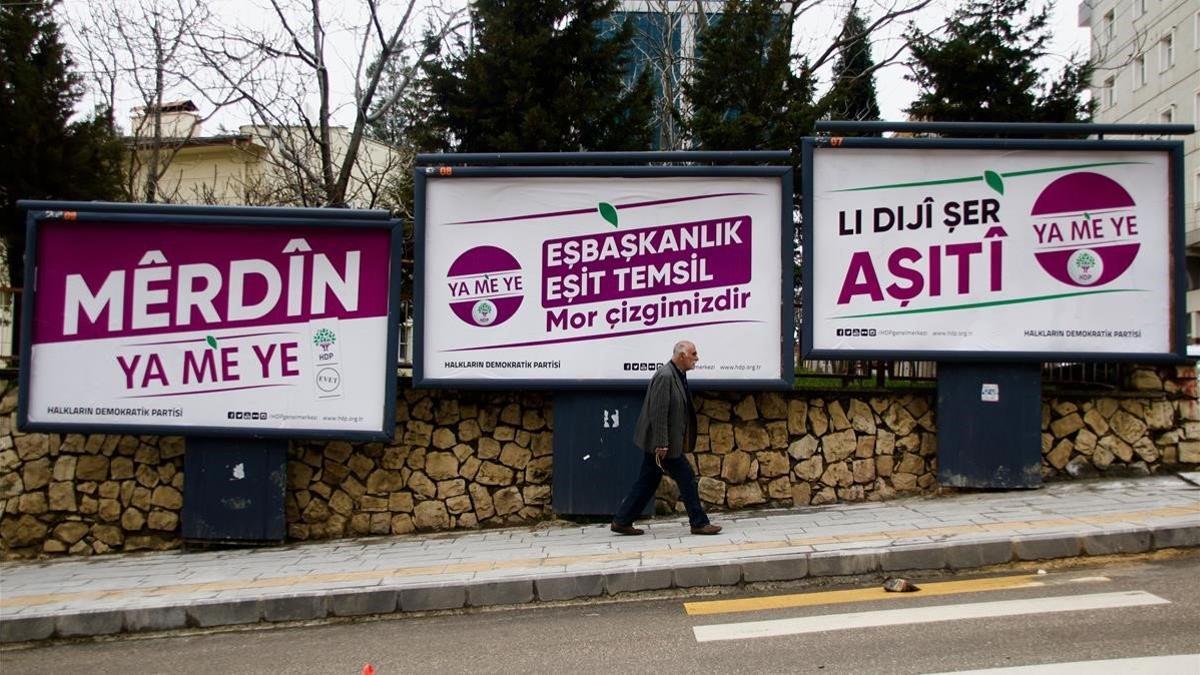 Carteles electorales en la localidad turca de Mardin.