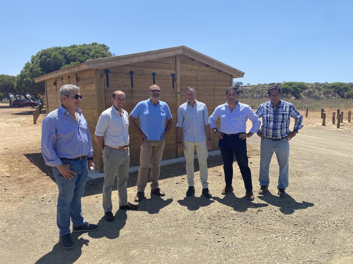 Zona del aparcamiento de Pîco del Loro, que da acceso a la playa de la Torre del Loro.